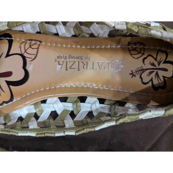 Pretty green & white colored leather woven ballet flats w/ matching green bows - Picture 3 of 8